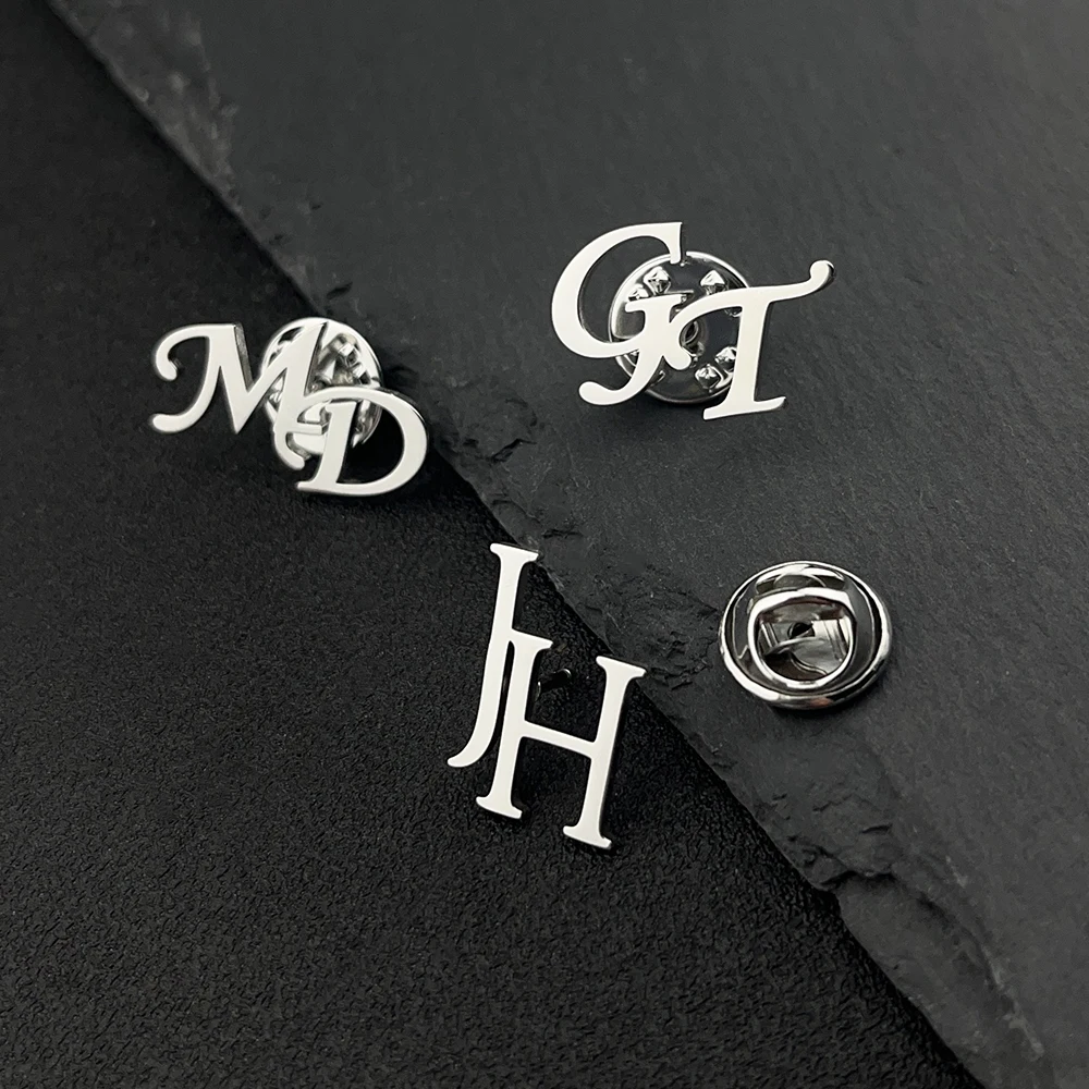 Personalisierte modische, individuelle Buchstaben-Brosche, exquisiter Schmuck aus Edelstahl, geeignet als Geschenk für Papas, Geschenk für den Trauzeugen des Bräutigams – Detail 2