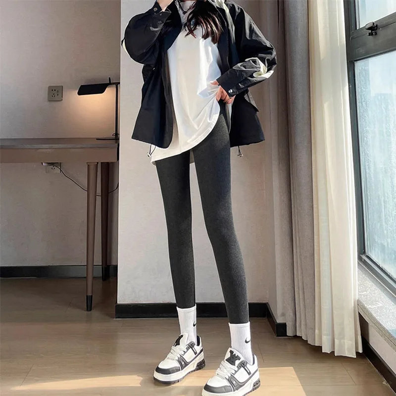 Herbst und Winter neue Verkäufe von Hosen mit Gewinde schlanke Neun-Punkt-Hosen Frauen beliebte vertikale Streifen mit allen Leggings Frauen