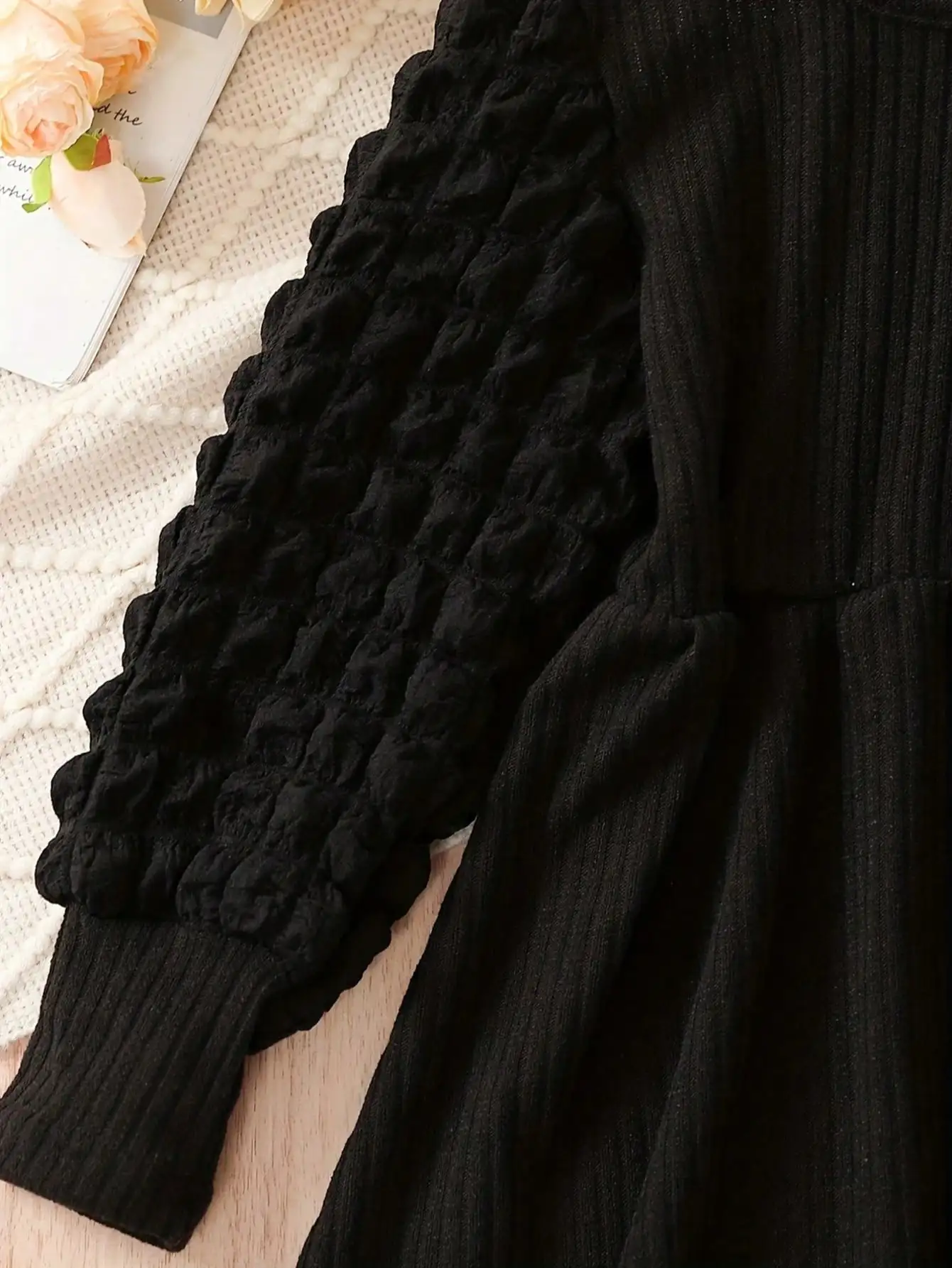 Kinder-Freizeitkleidung, modisches schwarzes Cordkleid mit Rundhalsausschnitt, Puffärmeln, langen Ärmeln und knielangem Prinzessinnenkleid. – Detail 6