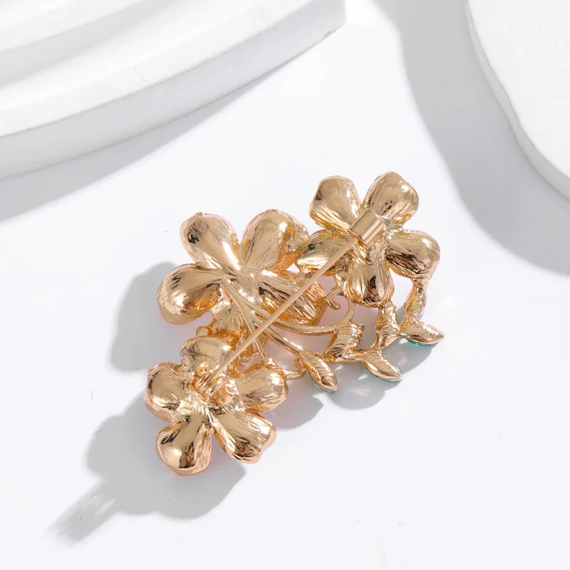 Broche de perlas de tres flores de moda coreana, pin de planta de flores de lujo elegante, accesorios de ropa para mujer, ramillete, regalo de joyería