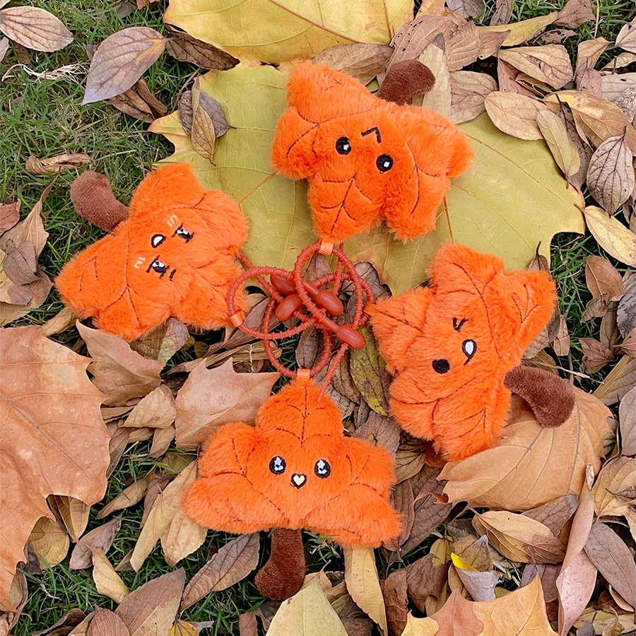 

Creative autumn maple leaf plush pendants, cute leaf soft filling dolls, couple keychains, figurines, decorative items
