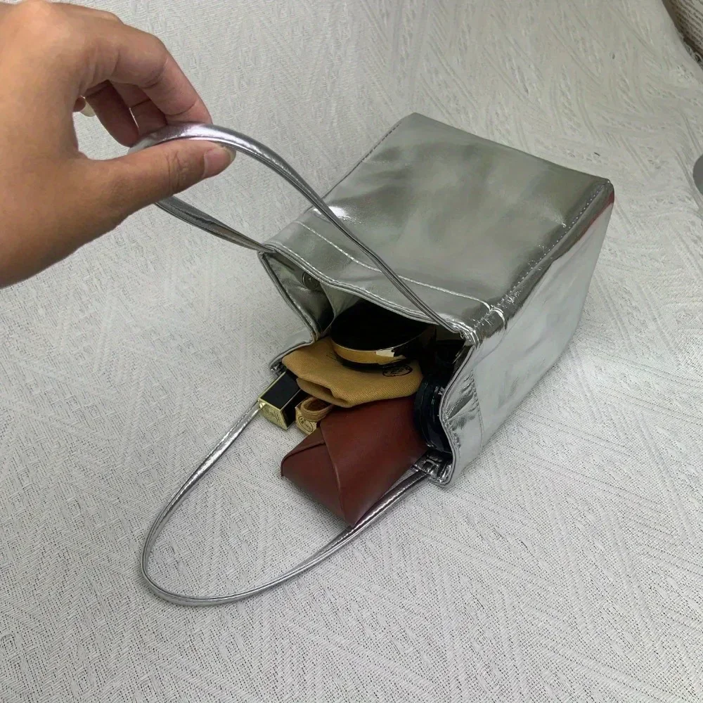 حقيبة كتف من الجلد الصناعي باللون الفضي والأسود للسيدات - حقيبة يد متعددة الوظائف تحت الإبط مع تصميم إغلاق بإبزيم أمان