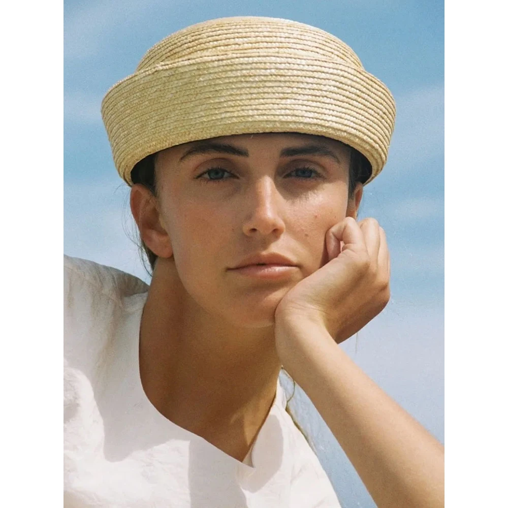 レトロな英国風メディシンボックスハット、ユニセックスサマーファッション、ホリデースタイルストローハット、ラウンドトップ、つばなし、エアスチュワーデス、ちょっとした贈り物に最適な帽子