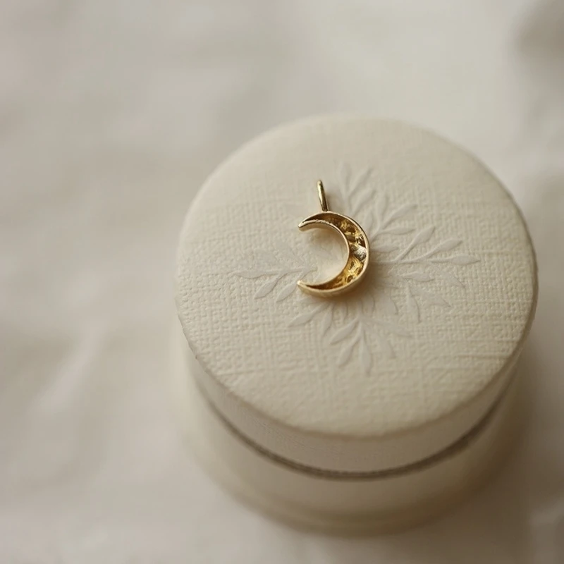 قلادة GOLDtutu Pure 10K Gold Moon Charm، تأثير تموج القمر الصغير، تصميم بسيط أنيق، خيار هدية عصري