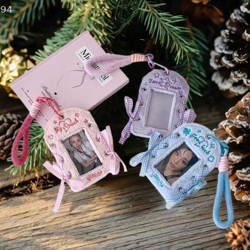 حامل بطاقات الصور الفوتوغرافية من القطيفة على شكل شريط باليه مع حبل قصير، وتخزين صور أيدول، وعرض البطاقة، وهدية قلادة أمان