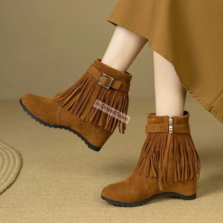 Botas con borlas versión coreana japonesa para niñas, tacón inclinado universitario, aumento de altura interior, hebilla de cinturón, bota corta para mujeres, talla 42