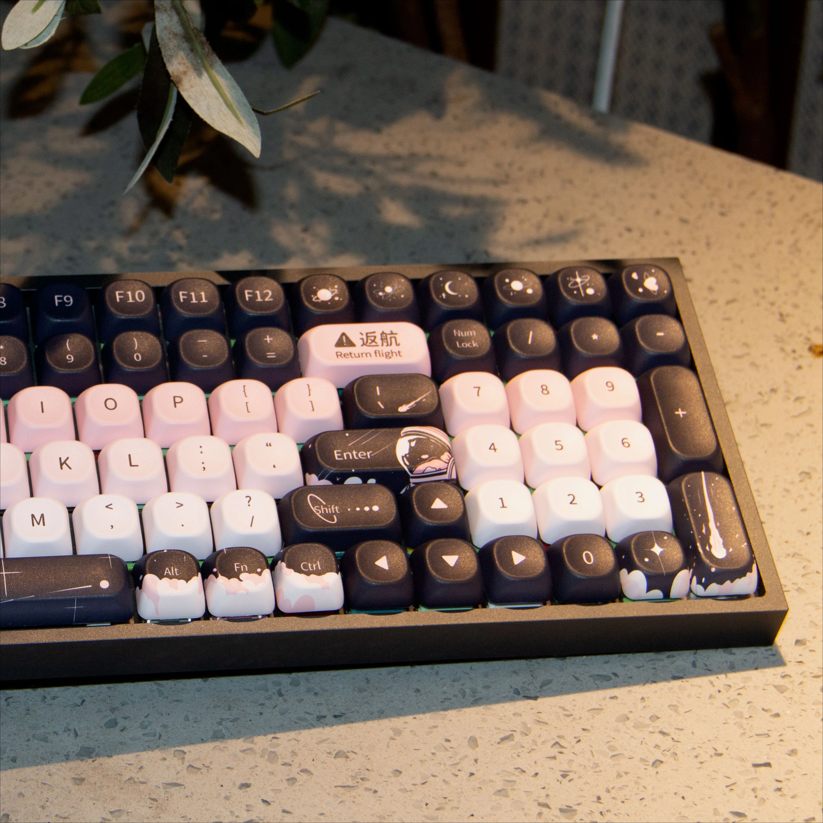 Teclado mecánico PBT con sublimación de cinco lados, teclas con temática de planeta Escape, QX3, perfil de cereza, 120 teclas, negro y rosa