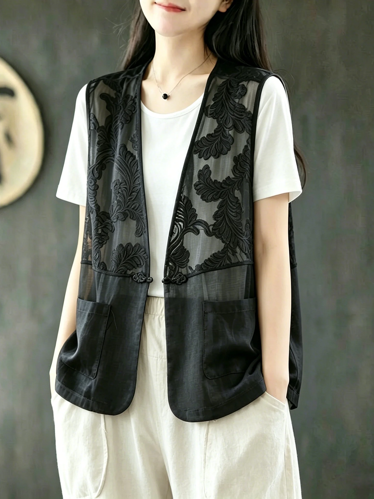 

Elegant Chinese Style Lightweight Lace Patchwork V-Neck Tank Top Women Summer Breathable Polyester Short Sleeve Crop Top