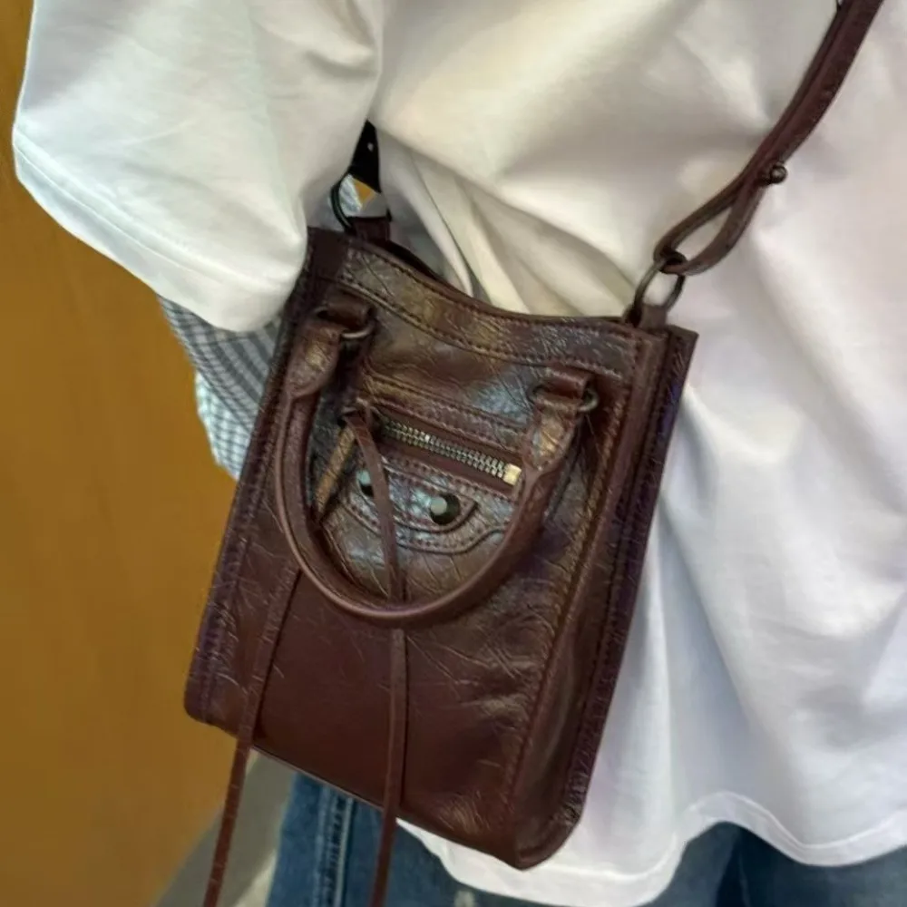 

Versatility Premium Retro Rivet Handbag Fashionable Leather Tote Oblique Span Bag Unique Texture Simple and Casual Daily