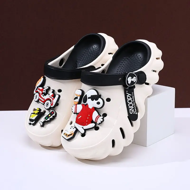อุปกรณ์ต่อพ่วงอนิเมะ Snoopy Peanuts บุคลิกภาพความคิดสร้างสรรค์การ์ตูนเด็กชายและเด็กหญิงดูดีและสามารถสวมรองเท้าแตะข้างนอกได้