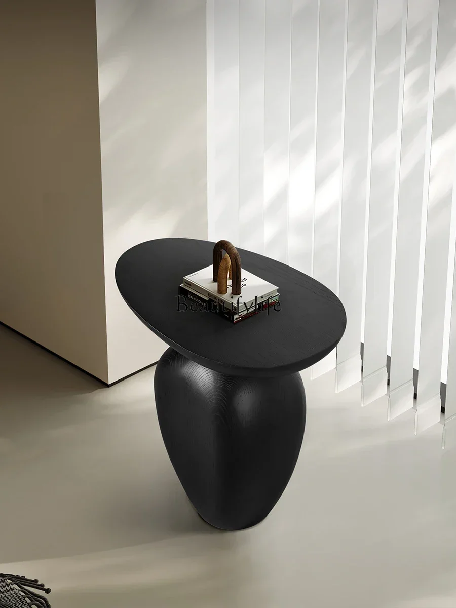 غرفة معيشة إيطالية راقية وبسيطة، وطاولة قهوة صغيرة، وأريكة من الخشب الصلب، وفن وابي سابي في العصور الوسطى #3