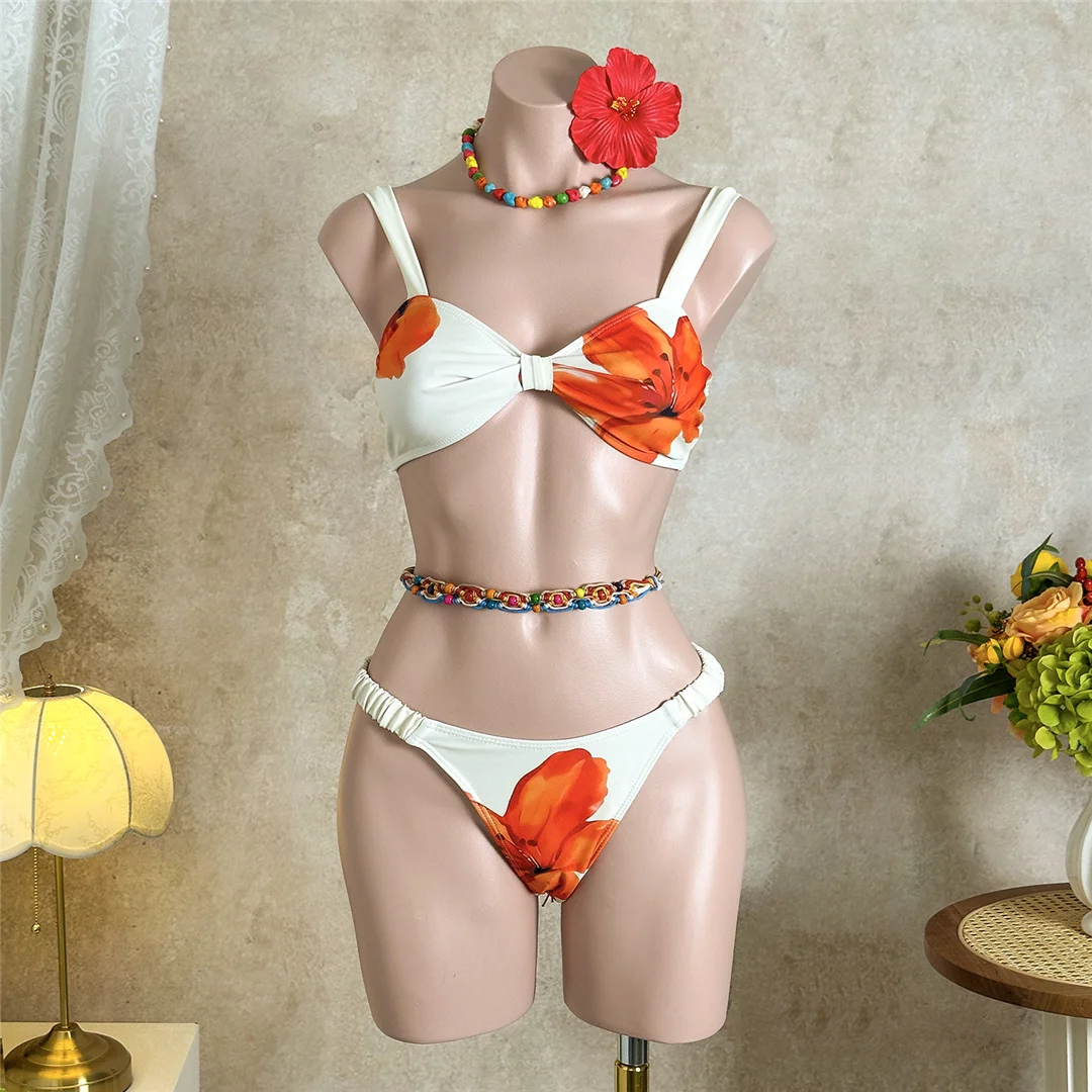 Roter, floraler, hoch geschnittener Bikini, zweiteiliges Bikini-Set, Blumenmuster, Damen-Badeanzug, Frauen-Badebekleidung, brasilianischer Badeanzug, Badeanzug, Modell V7716. – Detail 5