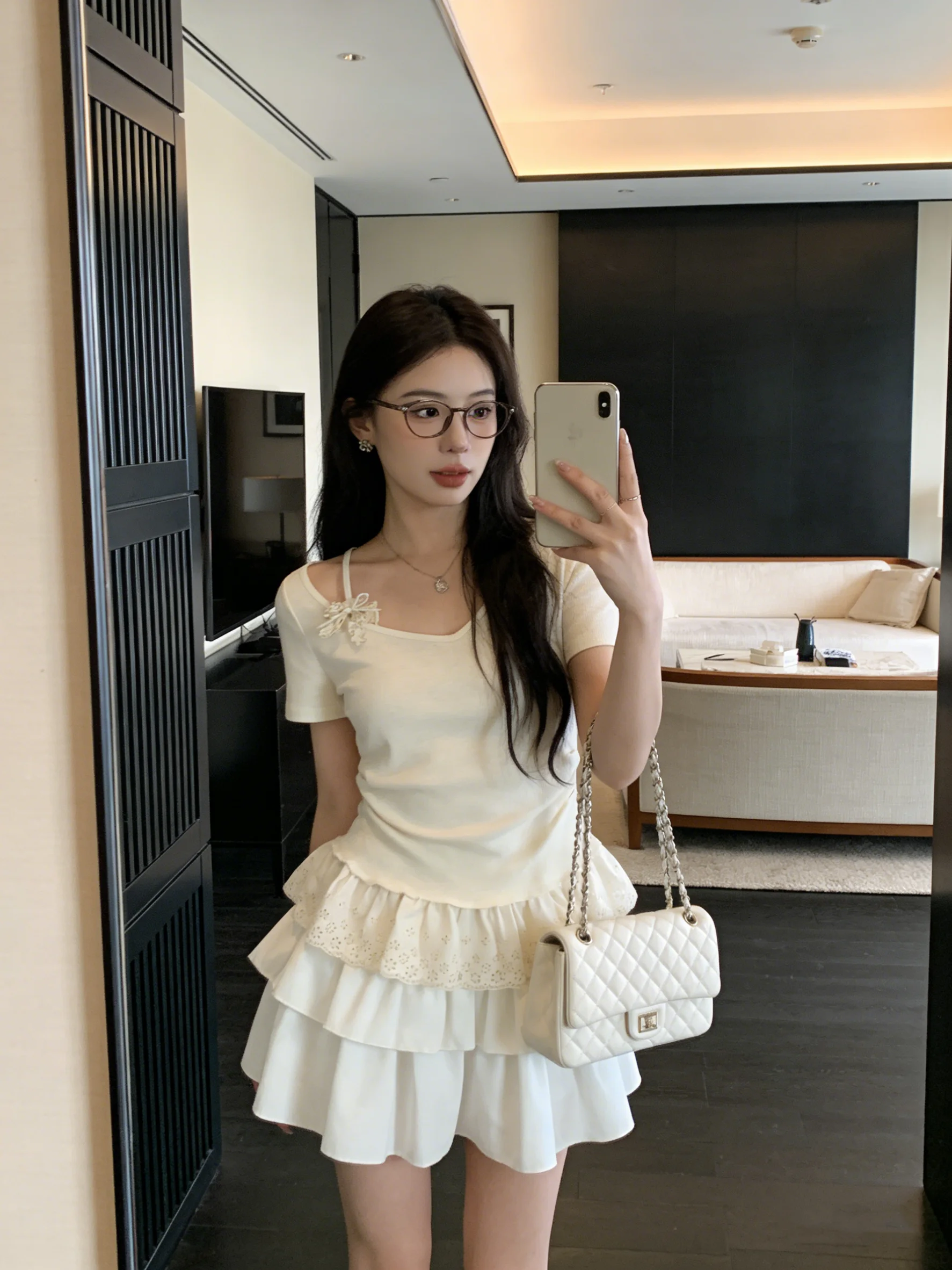 

Нежная летняя блузка с коротким рукавом и V-образным вырезом, с рюшами и эффектом двухслойности, в бежевом цвете, в стиле «Нежный ветер», женская футболка-топ.