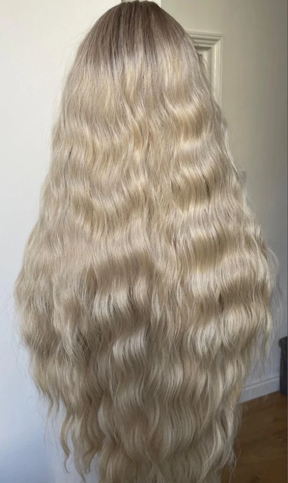 Wig Pirang Berkualitas Tinggi dengan Akar Gelap, Wig Rambut Panjang Bergelombang, Wig Wanita 13X4 HD Transparan Lace Top, Wig Trendi Murah untuk Wanita