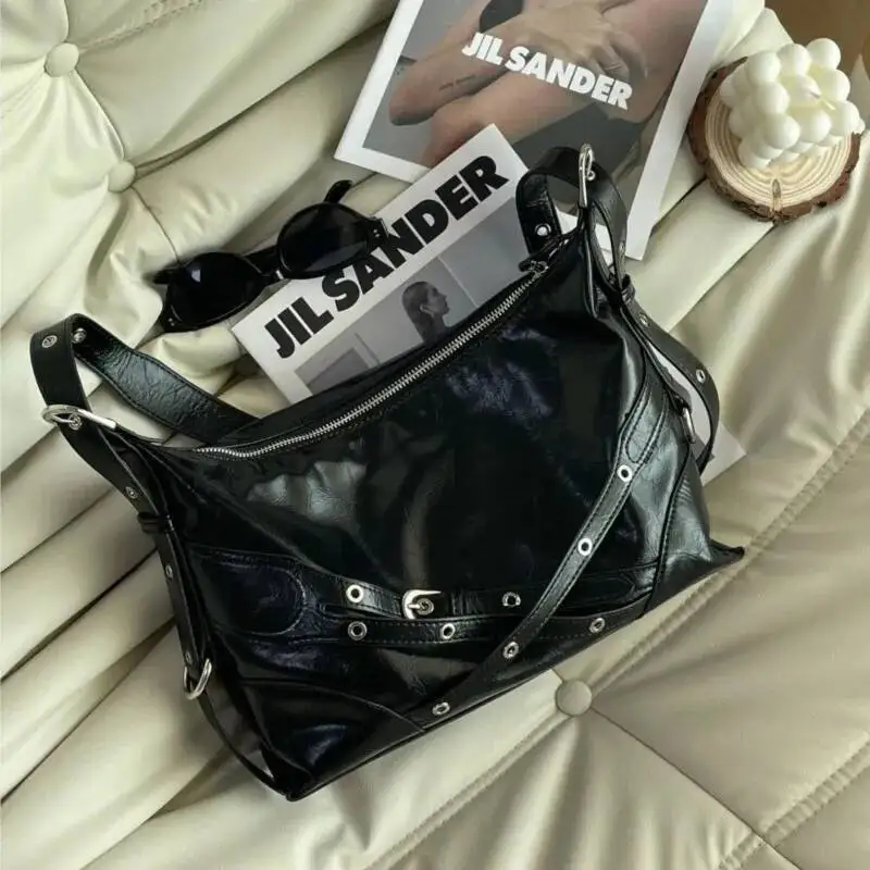 Bloom Hot Girls Black Underarm Shoulder Fashionable Casual Crossbody Bags Female Versatile Messenger Bag 2025 New