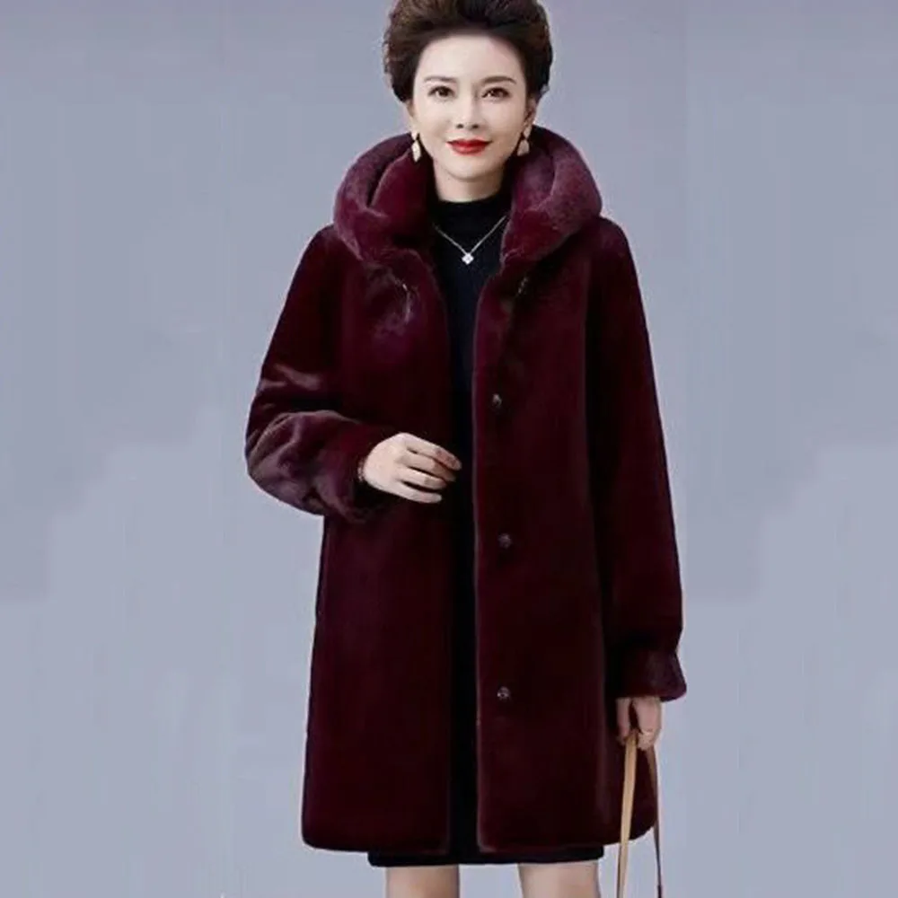 Inverno nuovo cappotto di pelliccia di imitazione femminile di mezza età e vecchia età intera pelliccia di visone erba Haining moda lungo cappotto con cappuccio in pelliccia di visone.