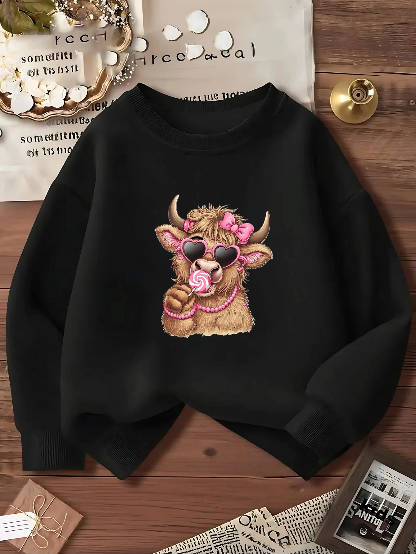 Cute Girls' Autumn Sweatshirt: Highland Cow Print & Pearl Necklace Detail (Loose Crewneck Pullover)