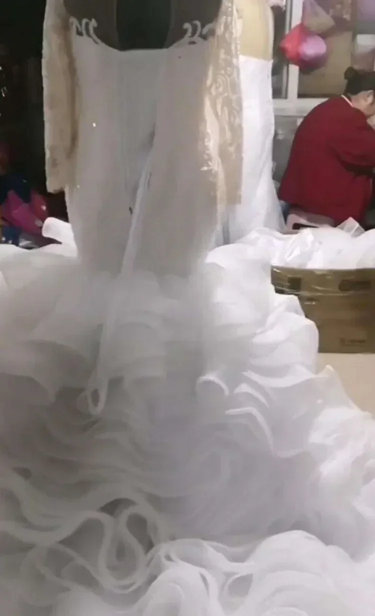Suknia ślubna syrena z nowoczesnymi, personalizowanymi koralikami i cekinami, Vestido Noiva Casamento, długie rękawy, organza, wielowarstwowe falbany.