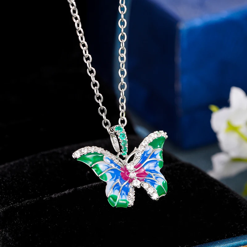 Huitan الملونة المينا عقد بحلية متدلية على شكل فراشة قلادة للنساء رائعة المشاركة الزفاف اكسسوارات الرائعة تشيكوسلوفاكيا العصرية مجوهرات