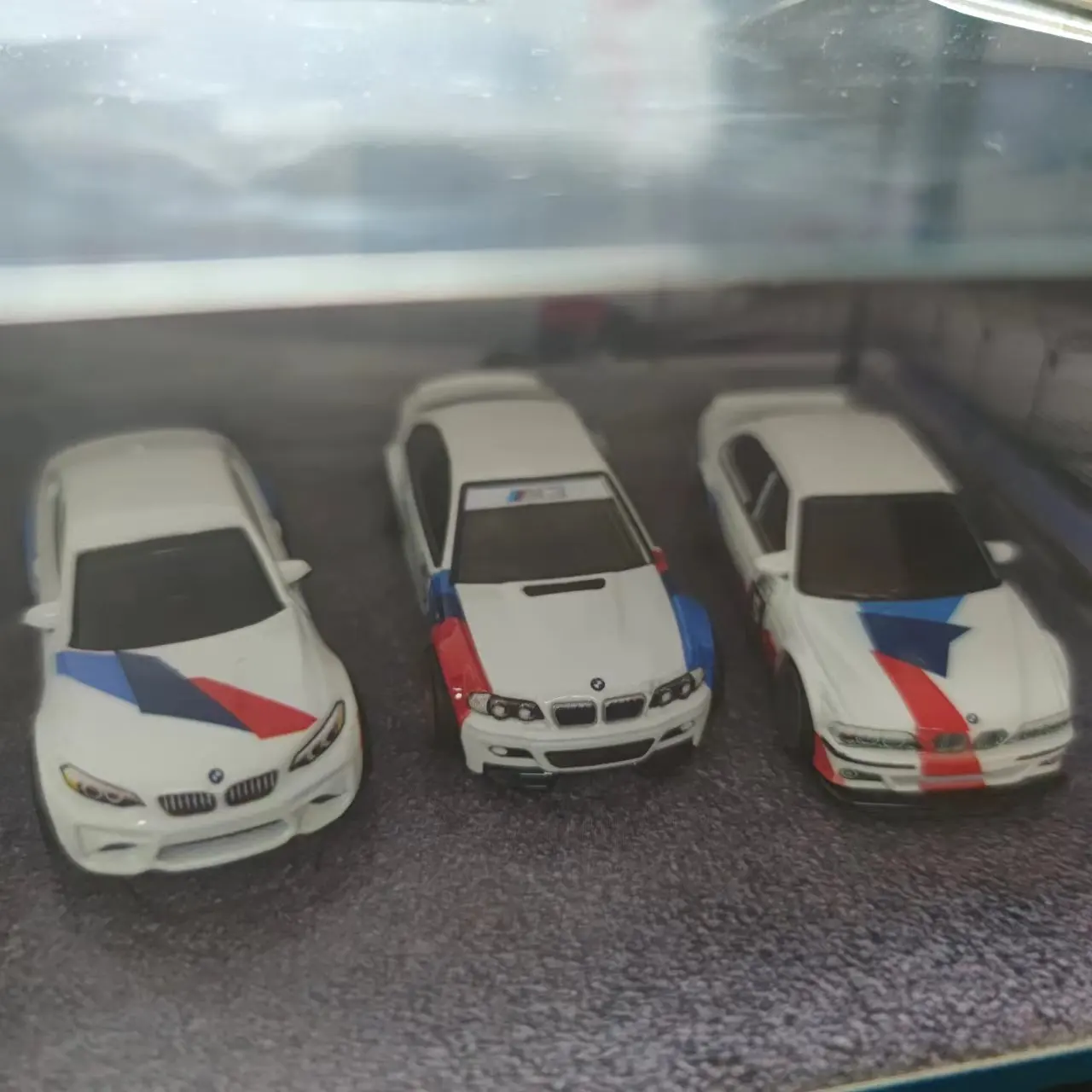 Hot Wheels Premium Garage Set 2016 BMW M2+BMW M3 E46+2001 BMW M5 E39 1:64 Die-Cast Vehicles Gmh39