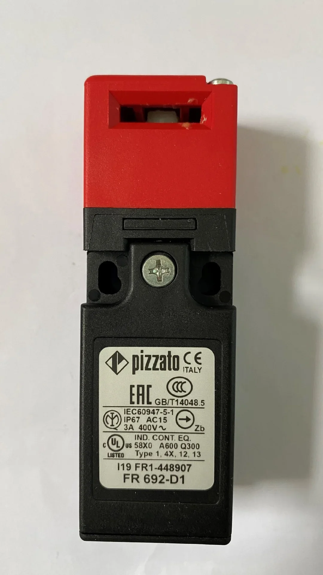 

Новый оригинальный концевой выключатель Pizzato FR 692-D1