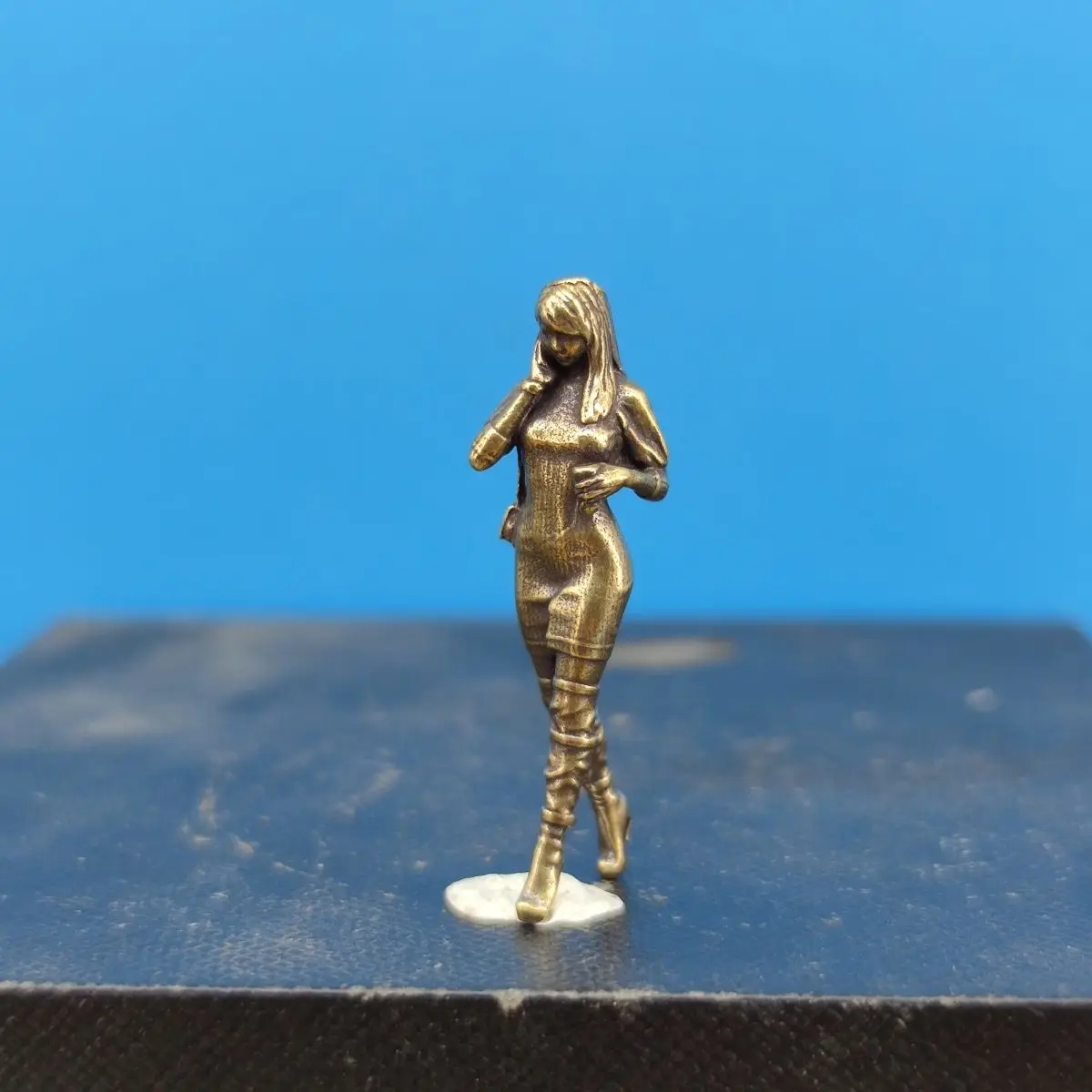 Brass Phone-holding Lady Taking A Call While Shopping, Colorable Doll Model, Miniatures, 1/43 Scale Figurine
