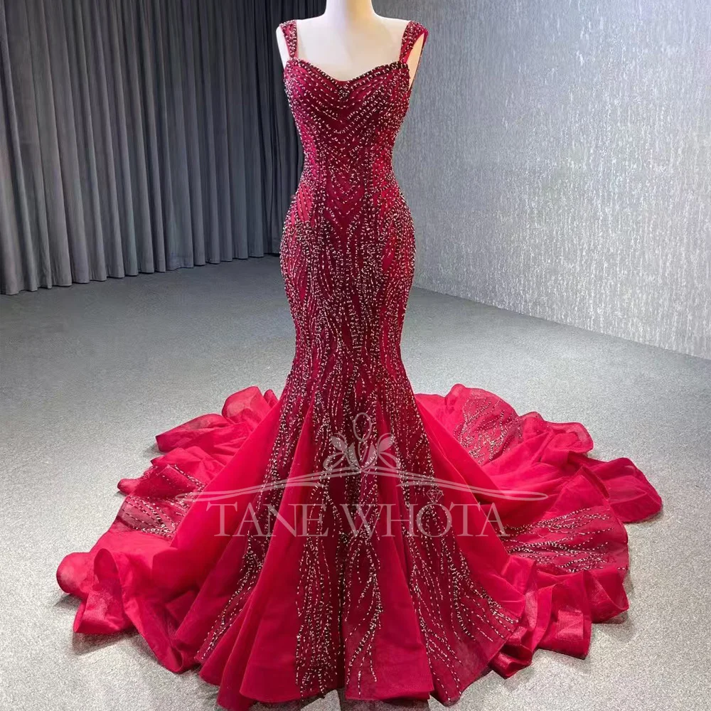 فستان سهرة أحمر مزين بالترتر على شكل قلب بدون أكمام برباط خلفي على طراز غمد للحفلات الراقصة 2026 للنساء