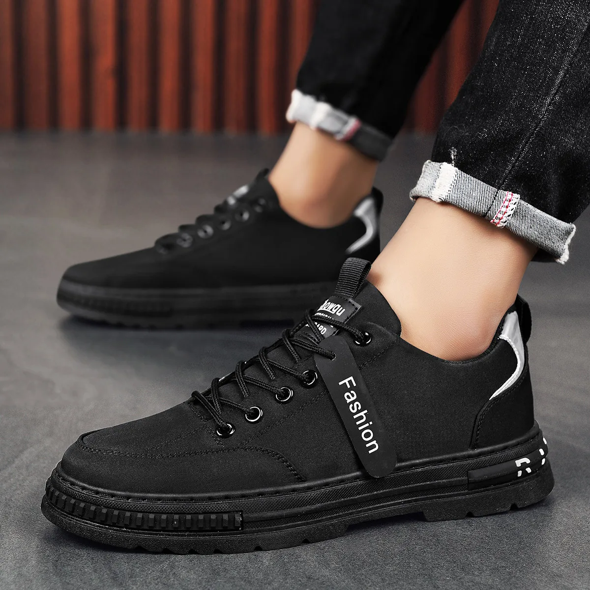 

Men's Casual Low-top Lightweight Leather Retro-style Lace-up Soft-soled Anti-slip Fashionable Large-sized Walking Sneakers