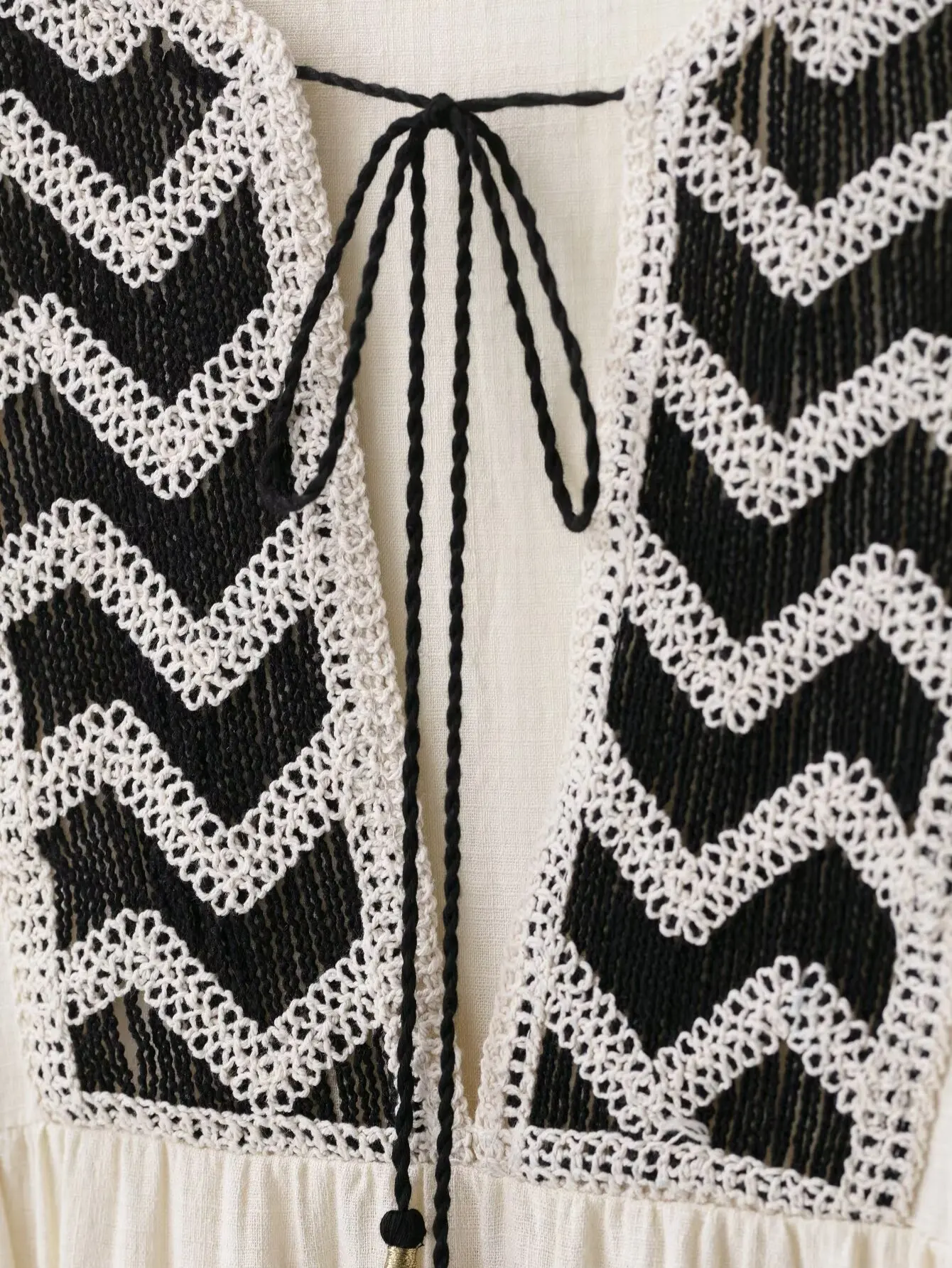 2025RARA صيف جديد للمرأة عادية بسيطة موضة الخامس الرقبة مطوي التطريز الربط فستان قصير بأكمام طويلة