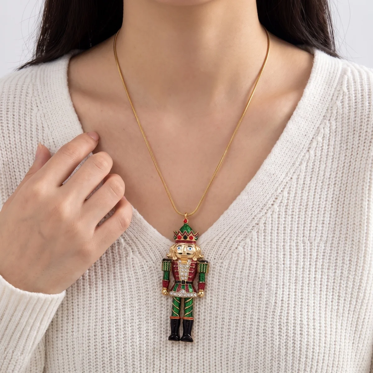 Weihnachtlicher Nussknacker-Soldaten-Anhänger, Halskette für Damen, Strass-Emaille-Charm, verstellbare Schlangenkette, Festtags-Schmuck – Detail 6