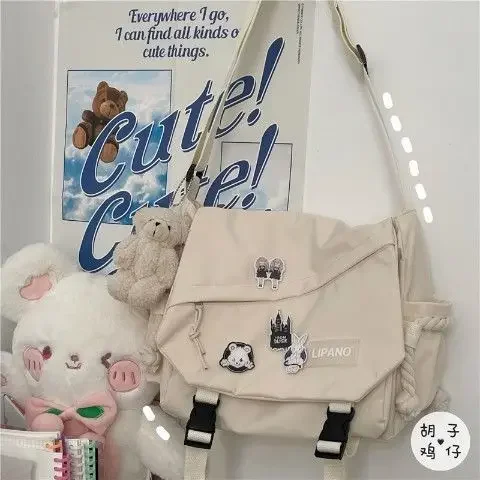 Kawaii Pins Decor Messenger Bag, Umhängetasche mit Schnalle und Decor-Klappe, Schultasche mit großem Fassungsvermögen – Detail 3