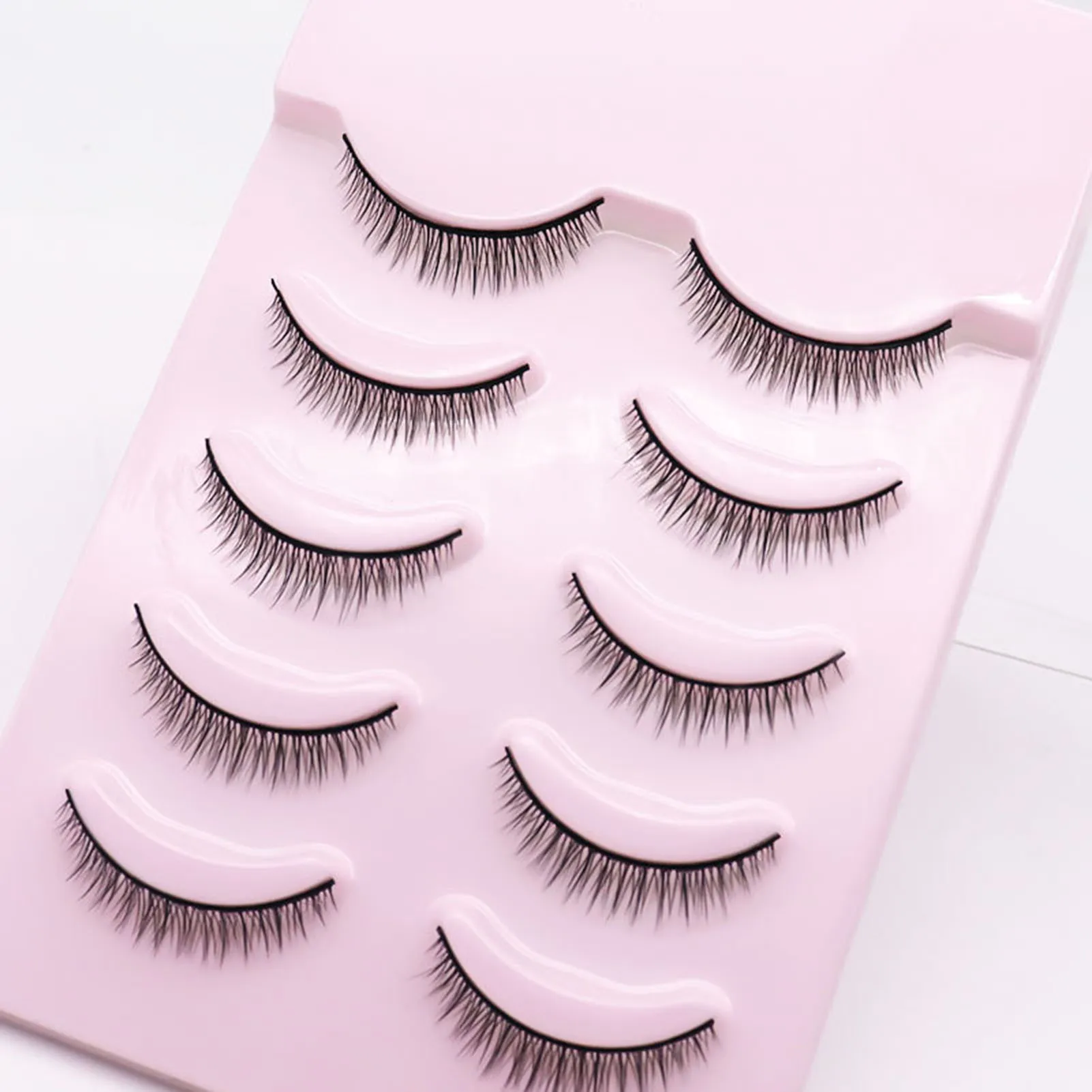 5 par modnych sztucznych rzęs 3D Krótkie sztuczne rzęsy Lekkie puszyste sztuczne rzęsy DIY Salon piękności Kobiety Dziewczyny Używają — zdjęcie 3
