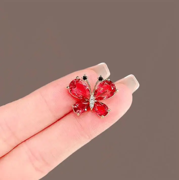 

Cute animal crystal red butterfly small brooch, female design sense, niche pin, anti glare collar pin, suit accessory