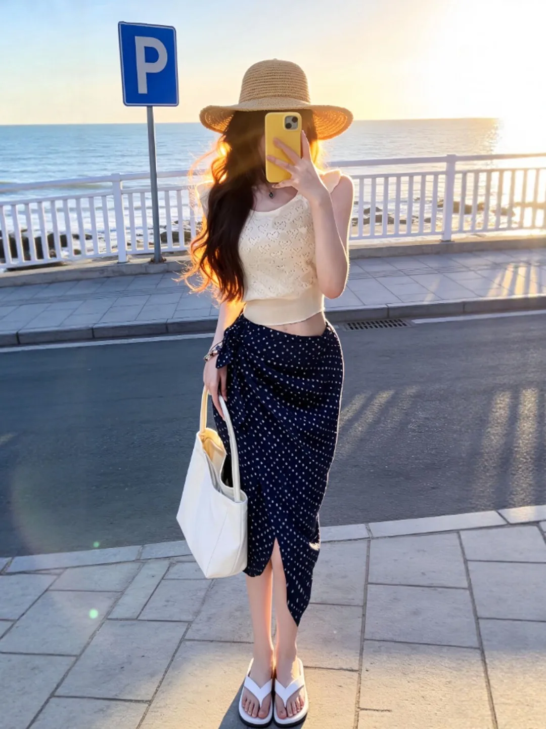 

Уникальный красивый комплект из двух предметов в пляжном стиле: топ на бретелях и юбка-полусолнце. Элегантная, удобная, модная женская одежда для лета.