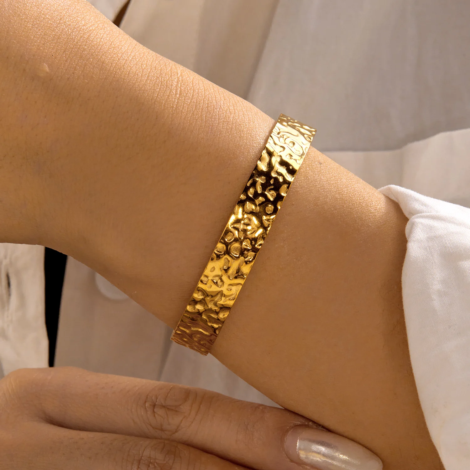 Dünner, gehämmerter, minimalistischer offener Armreif aus Edelstahl mit zarter matter Oberfläche, verstellbares Armband für Damen – Detail 4