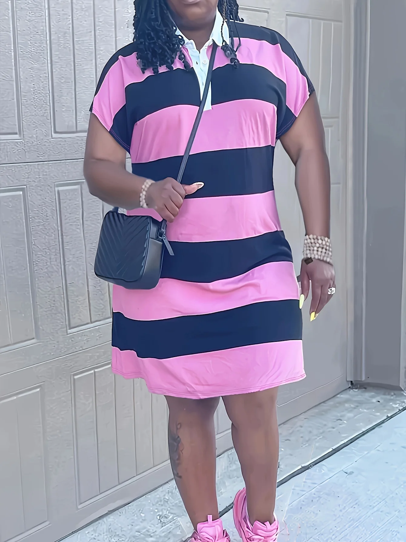 Fashion-Forward Plus-size jurk met gestreepte print en overhemdkraag met korte mouwen