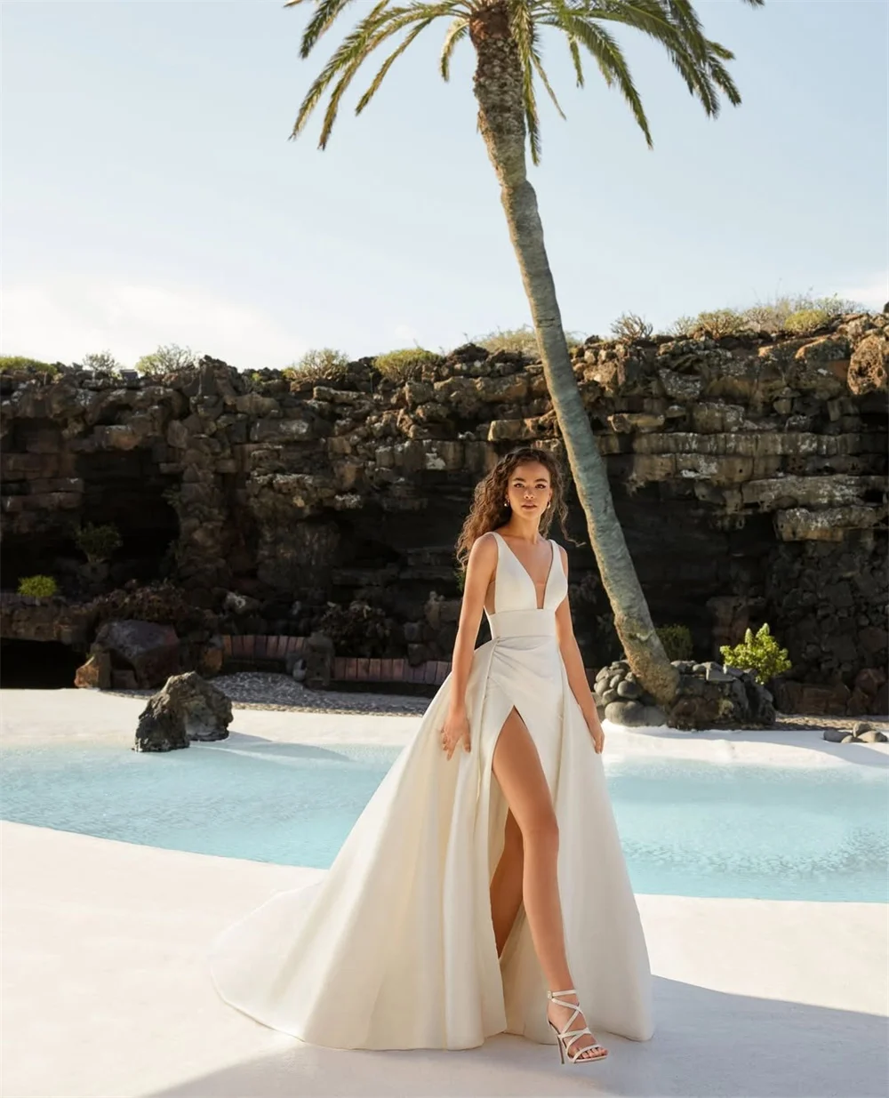 東京カスタムメイドホワイトVネックラインウェディングドレスノースリーブサイドハイ スリットブライダルガウン2025コートトレーンAラインウェディングドレス