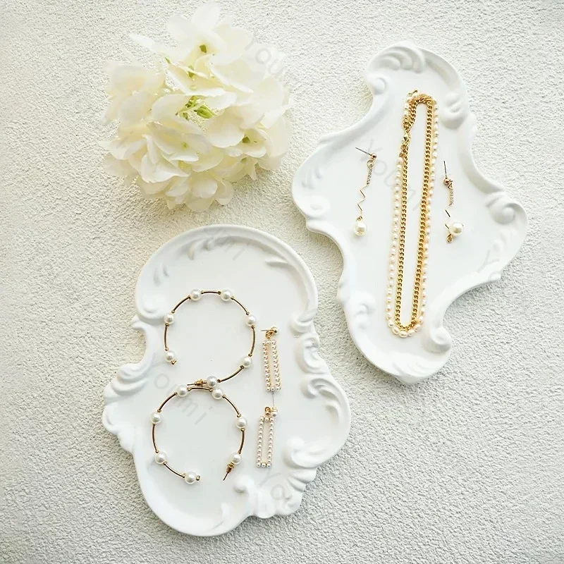 Bandeja de yeso blanca pura Irregular, bandejas decorativas de estilo francés Retro, adorno exquisito para almacenamiento de joyas de escritorio para el hogar y el dormitorio