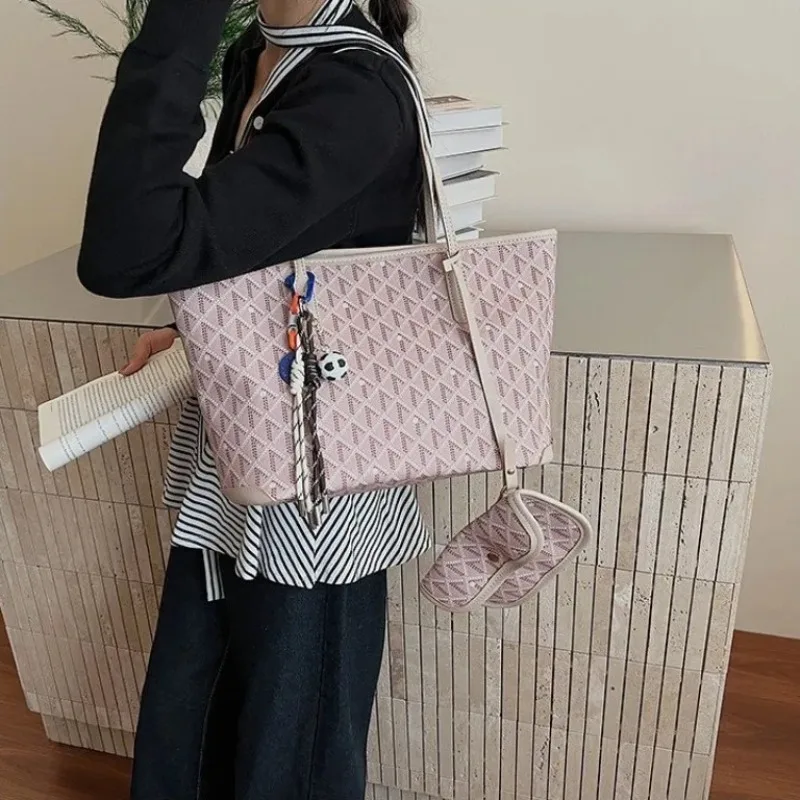 

Ladies Ideal Crossbody Bag Well-Proportioned Design For Everyday Use And Special Events Versatile Performer