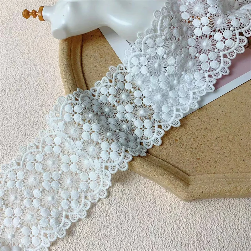 8CM di larghezza bellissimo squisito cotone bianco Hollow fiori ricamati nastro di pizzo con frange abbigliamento fai da te cucito Guipure Decor