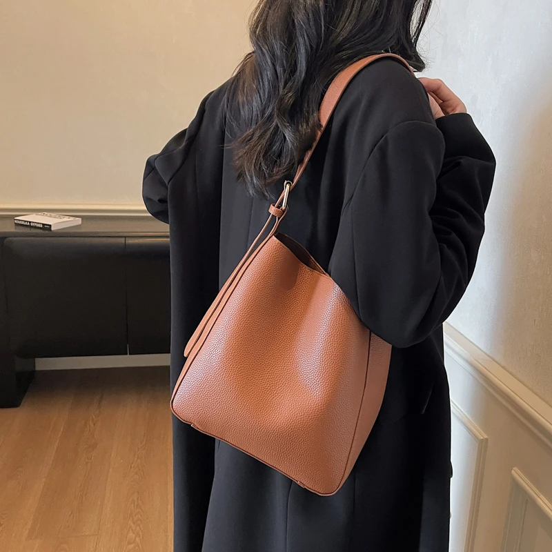 

Luxury Women Elegant Leather Tote Bag High End Designer Shoulder Handbag Ideal For Urban Fashion Lifestyle