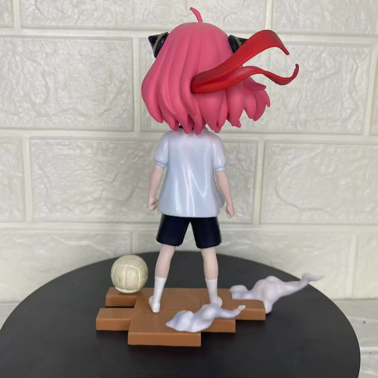 جاسوس الأسرة أنيا مزور الصيف الوقت 17.5 سنتيمتر أنيمي نموذج الشكل Kwaii فتاة مع كرة القدم ملابس رياضية سطح المكتب زخرفة لعبة الديكور