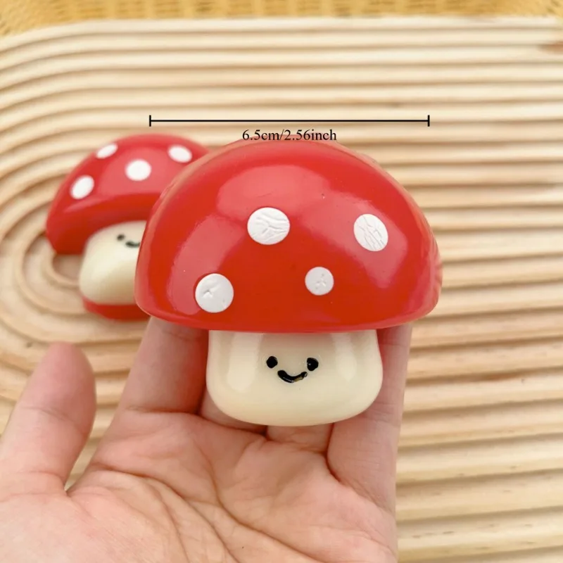 Weiches und kuscheliges Stressabbau-Spielzeug mit rotem Pilz und weißen Flecken – bezauberndes Quetschspielzeug für Jugendliche, Jugendliche und Erwachsene – perfekt