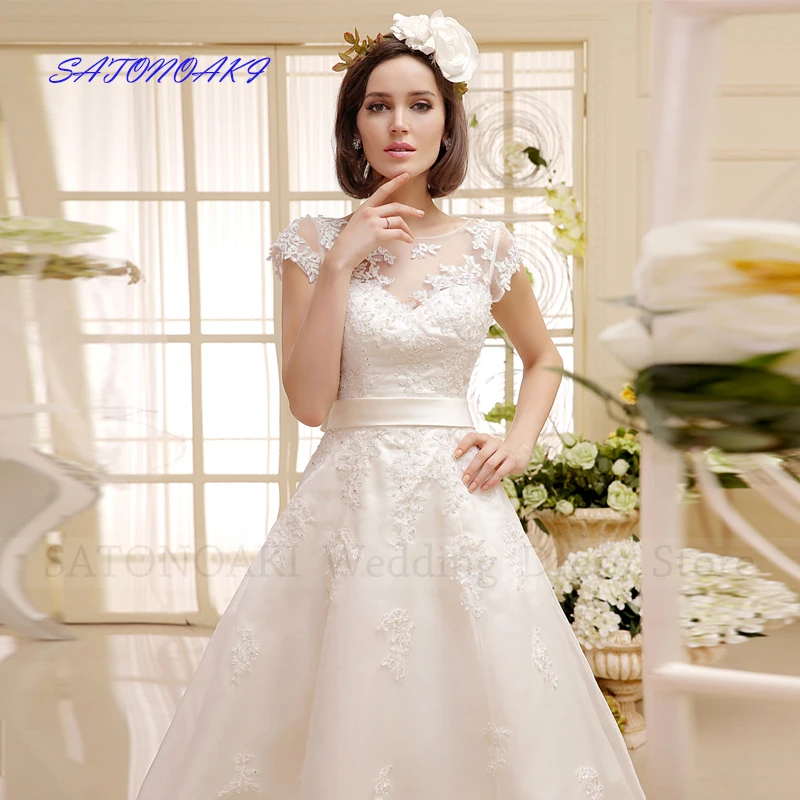 Vestidos De Novia 2023 Elegant งานแต่งงานสั้นเสื้อคลุมมีหมวก O-Neck ชาความยาว Appliques Lace-Up ชุดเจ้าสาว Robe Mariée ที่กำหนดเอง