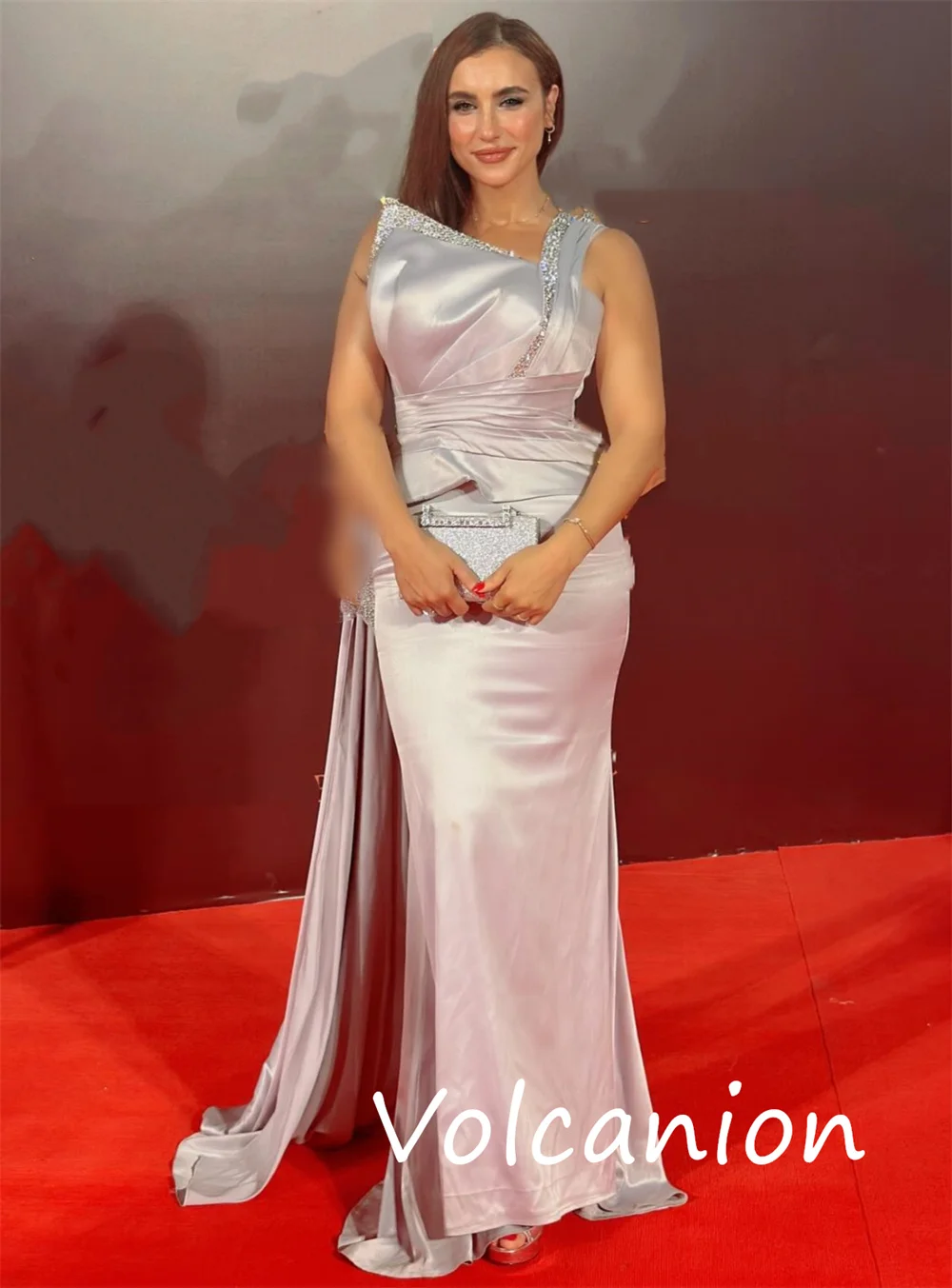 Maßgeschneiderte moderne Charmeuse-Pailletten-Falten-Trompete, schulterfreie lange Kleider, maßgeschneiderter Anlass, sexy