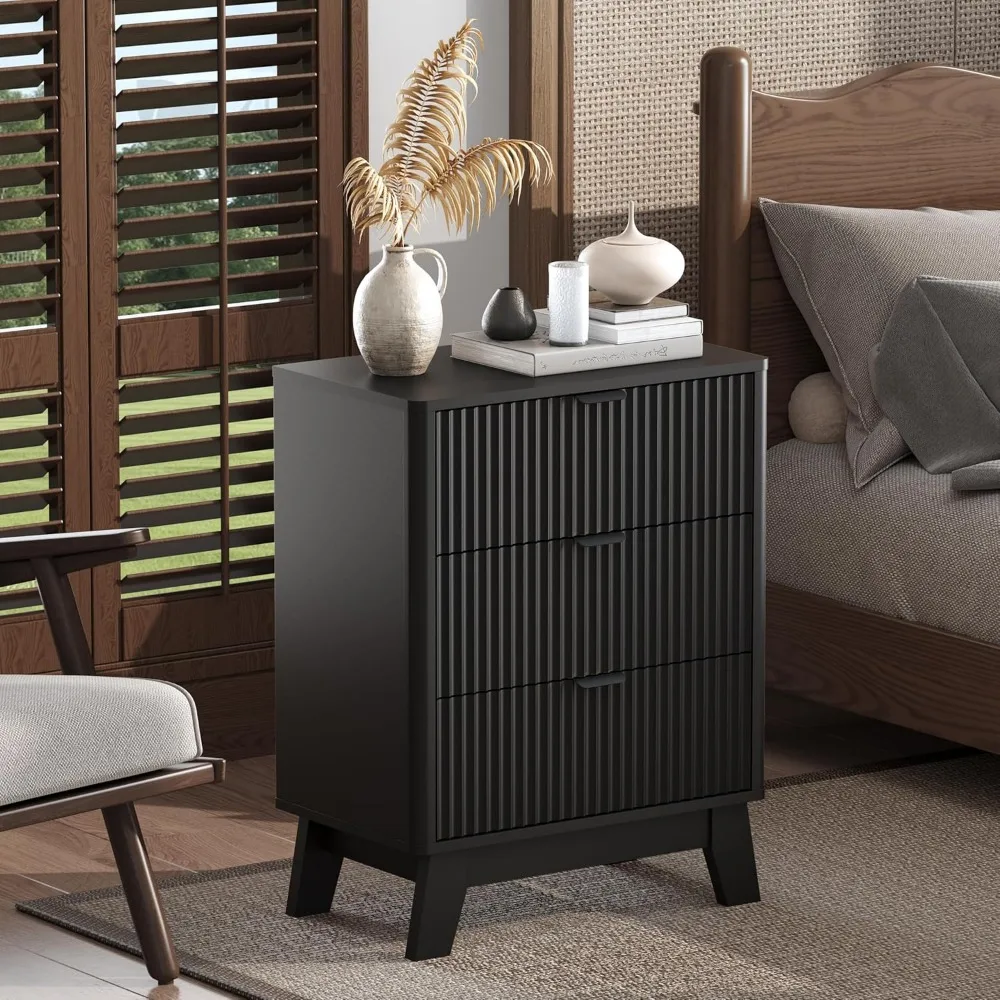 منضدة خشبية مخددة حديثة بثلاثة أدراج من منتصف القرن مع مقابض معدنية، مجموعة طاولة بجانب السرير ونهاية