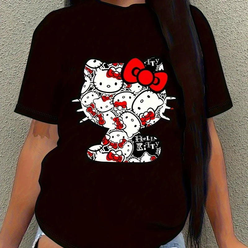 تي شيرت نسائي من Sanrio for Hello Kitty - جزء سفلي أسود، طباعة بنمط ممتع باللون الأبيض والأحمر، رقبة دائرية فضفاضة، أكمام قصيرة فضفاضة