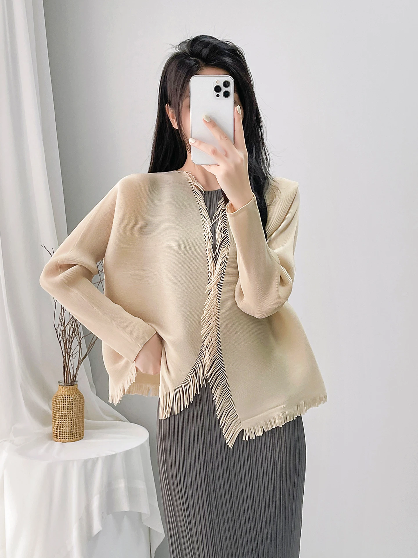 

Elegant Long Sleeve Women's Short Jacket Loose Fit Thin Polyester Fiber Bouclé Spring Fashion Sensation Sleeveless Cardigan