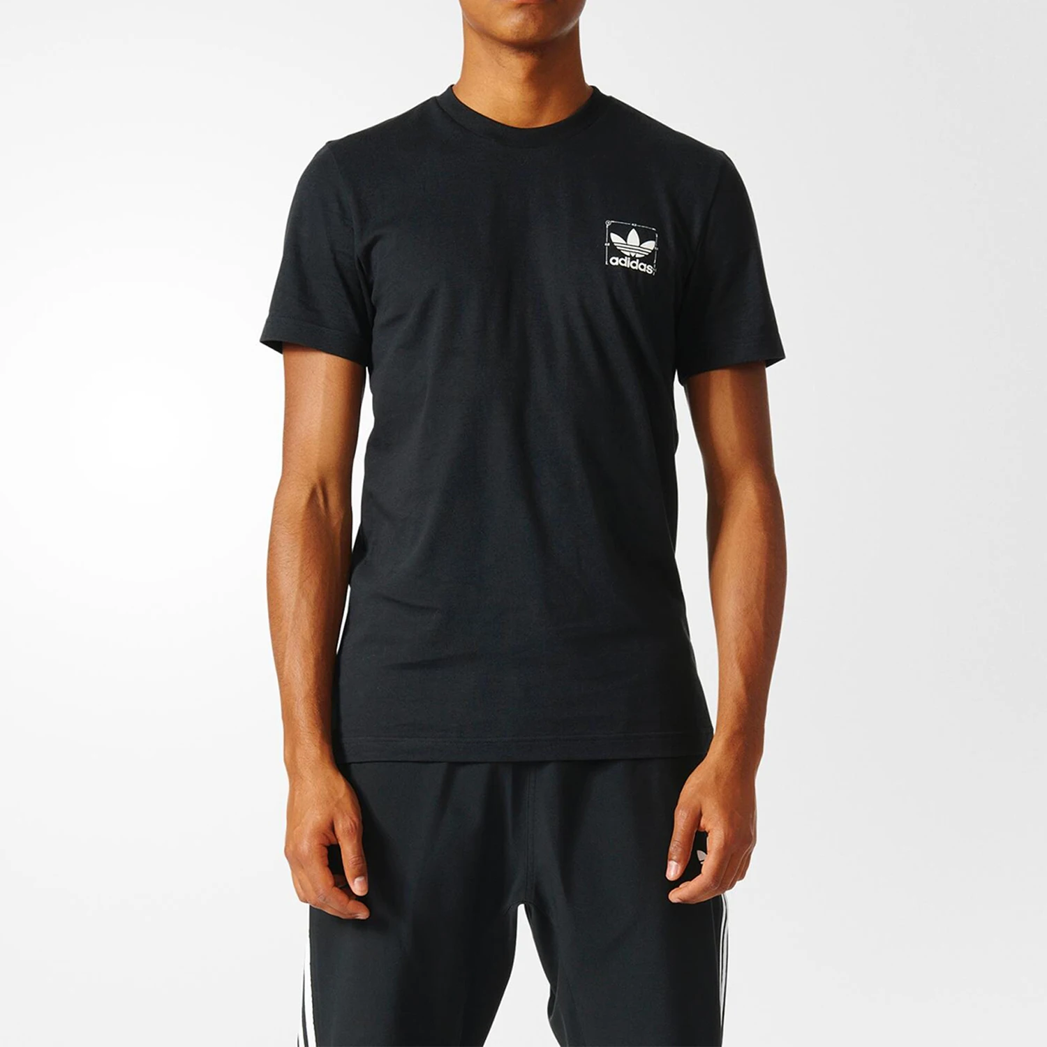 

Мужская повседневная спортивная футболка Adidas Authentic New Season с круглым вырезом и короткими рукавами BQ3076