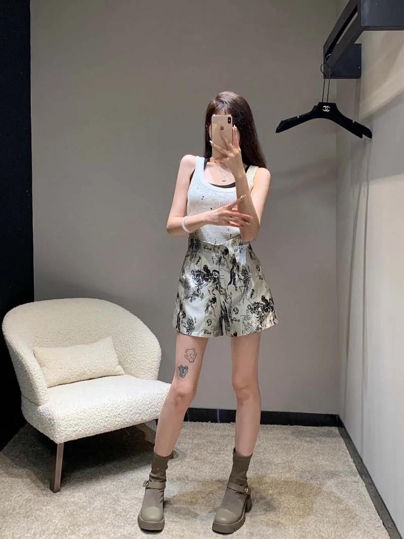 Casual women's shorts are fashionable, loose, simple and versatile. Heavy duty jacquard wide leg shorts are fashionable